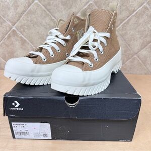 Converse Women's Chuck Taylor All Star Lugged 2.0 Sneaker sz 7.5 Box Damaged